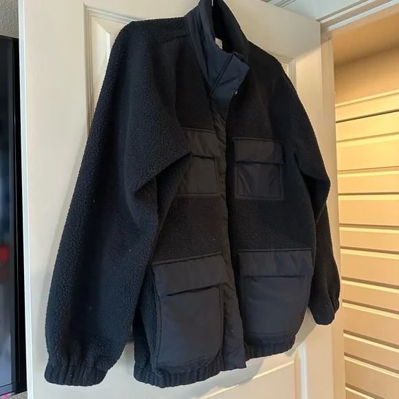 Vuori Utility Sherpa Jacket in Black - Picture 6 of 11